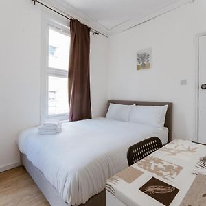 Zimmer mit Kingsize-Bett